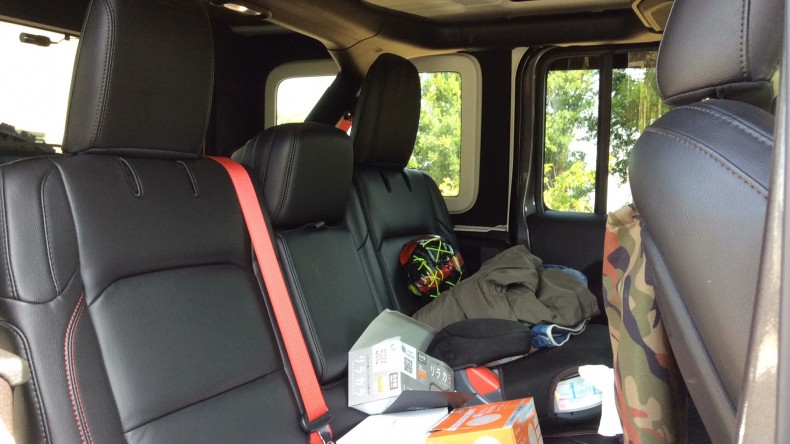 内装後方シート