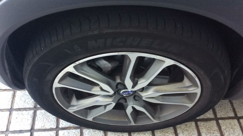 タイヤホイール前