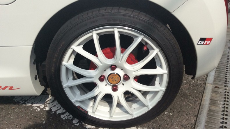 タイヤホイール前