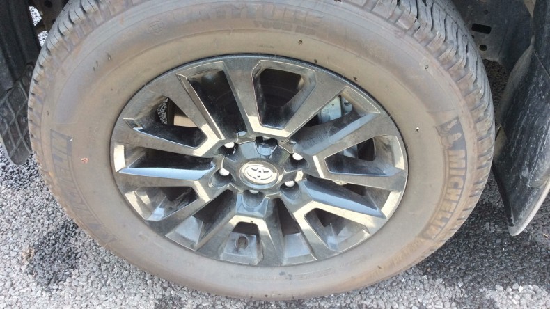 タイヤホイール前