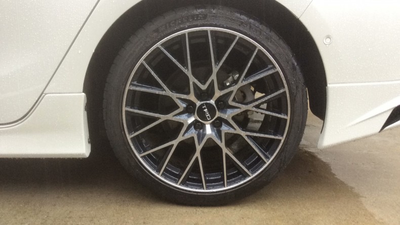 タイヤホイール前