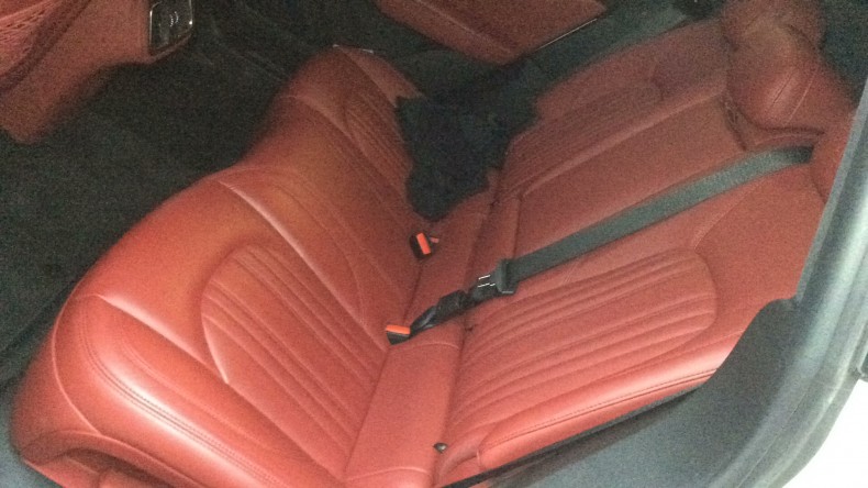 内装後方シート