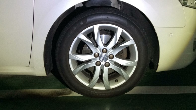 タイヤホイール前