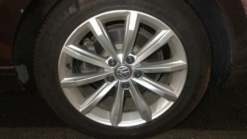 タイヤホイール前