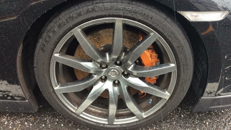 タイヤホイール前