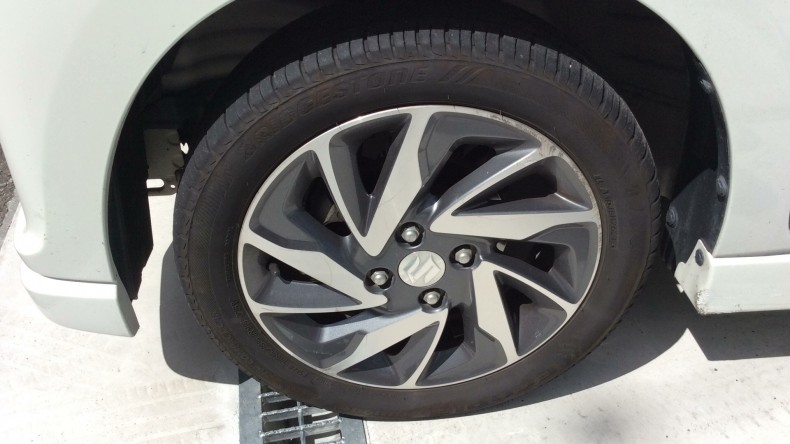 タイヤホイール前