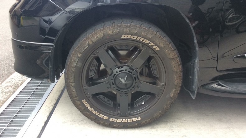 タイヤホイール前