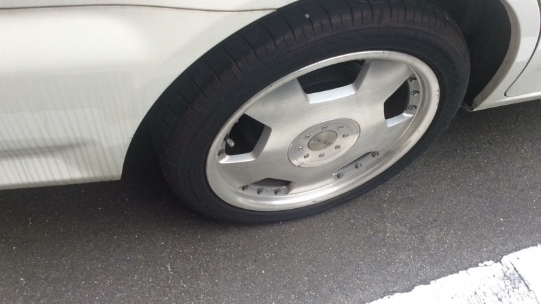 タイヤホイール前