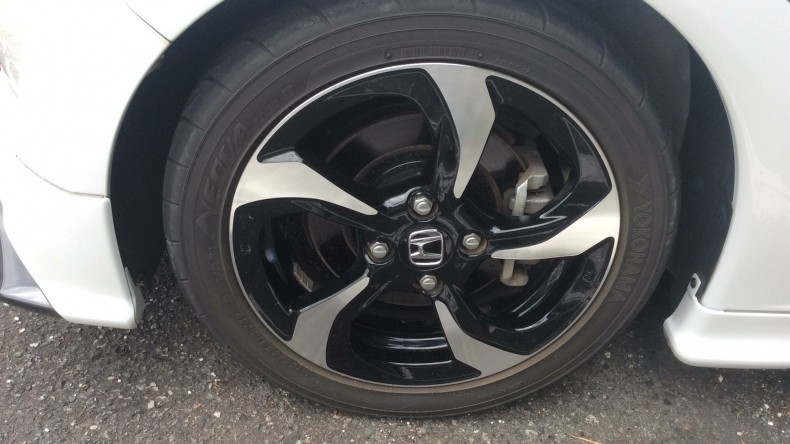 タイヤホイール前