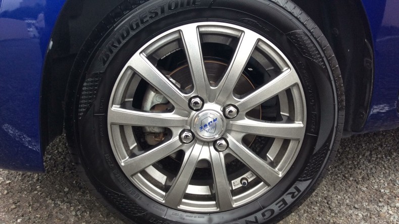 タイヤホイール前