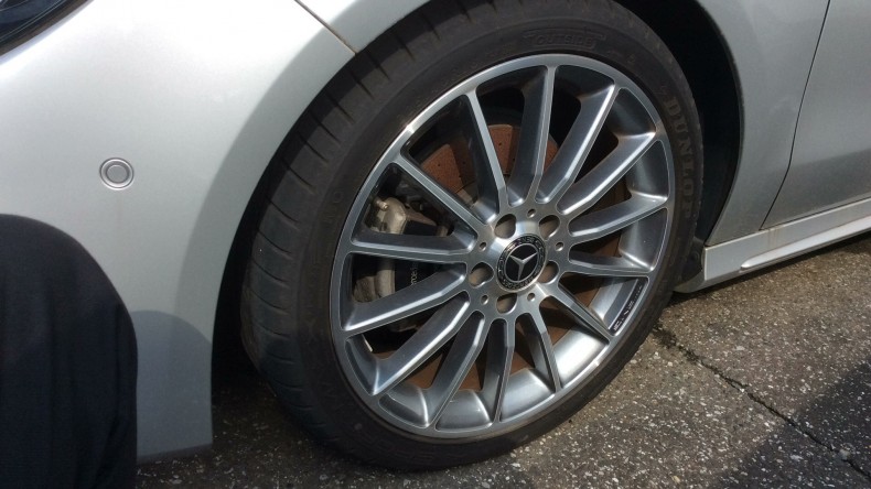 タイヤホイール前