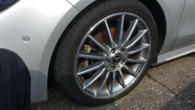 タイヤホイール前