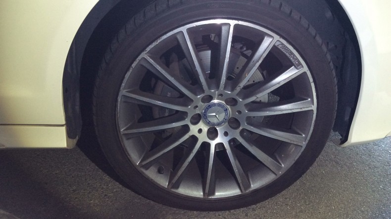 タイヤホイール前