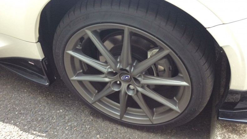 タイヤホイール前