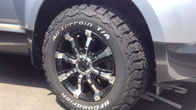 タイヤホイール前