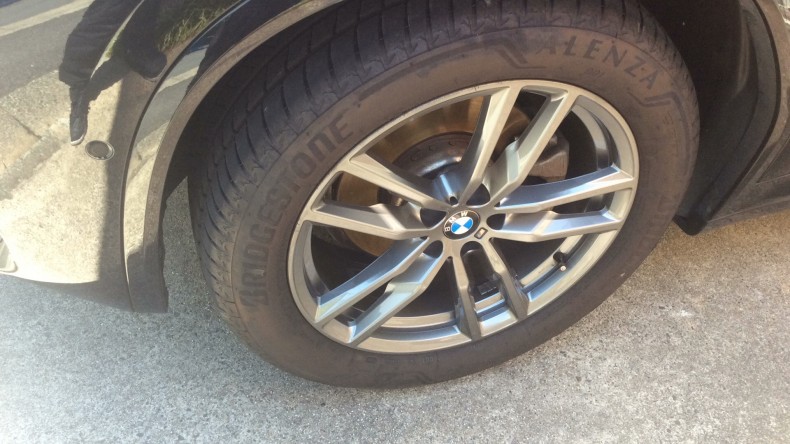 タイヤホイール前