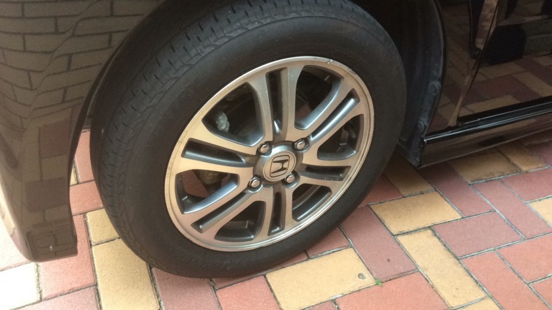 タイヤホイール前