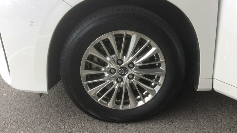 タイヤホイール前