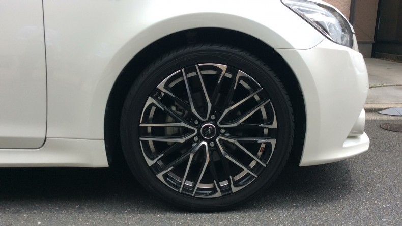 タイヤホイール前