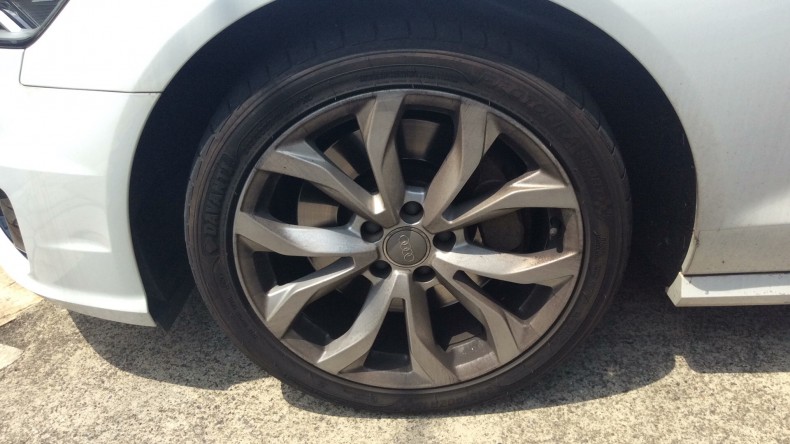 タイヤホイール前