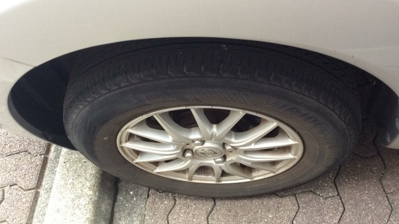 タイヤホイール前