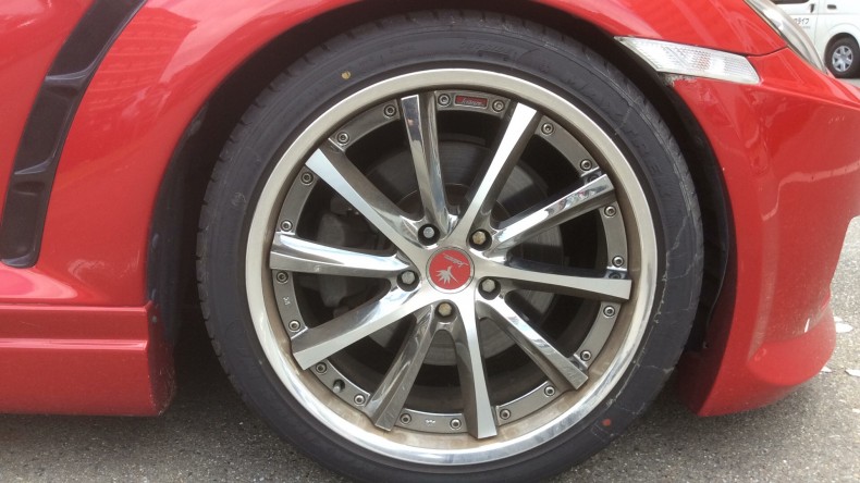 タイヤホイール前