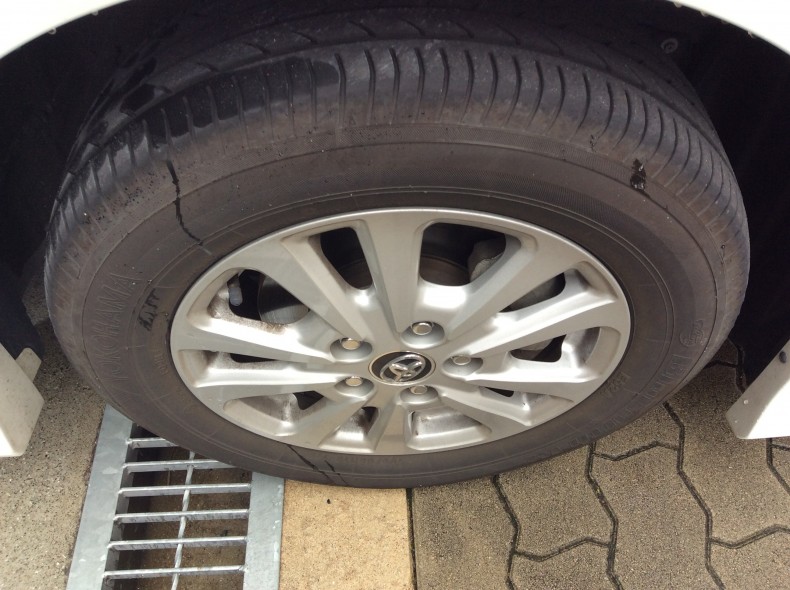 タイヤホイール前