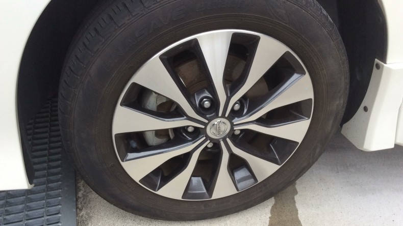 タイヤホイール前