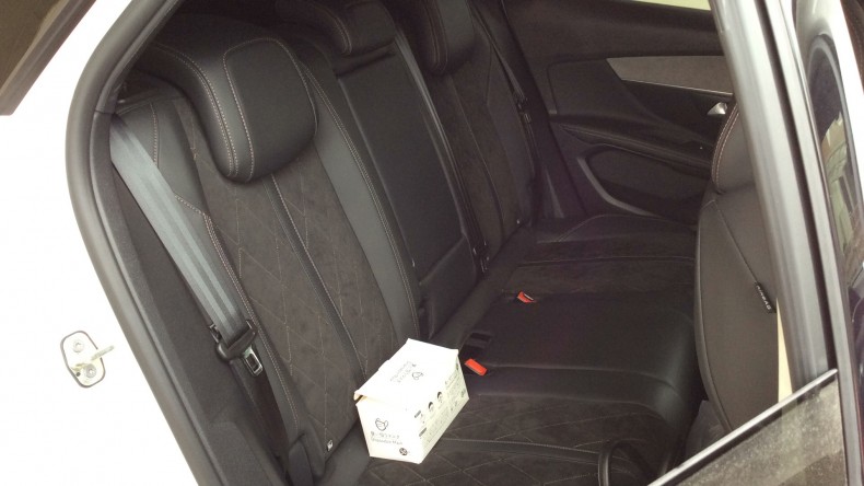 内装後方シート