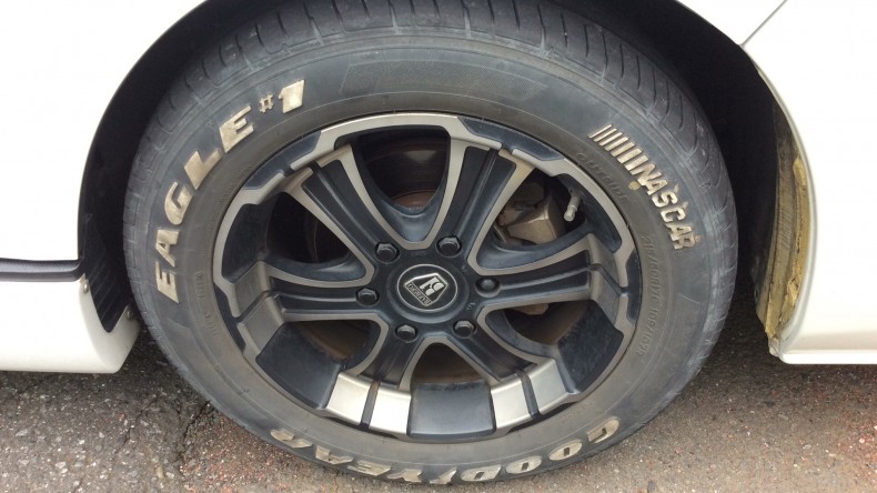 タイヤホイール前