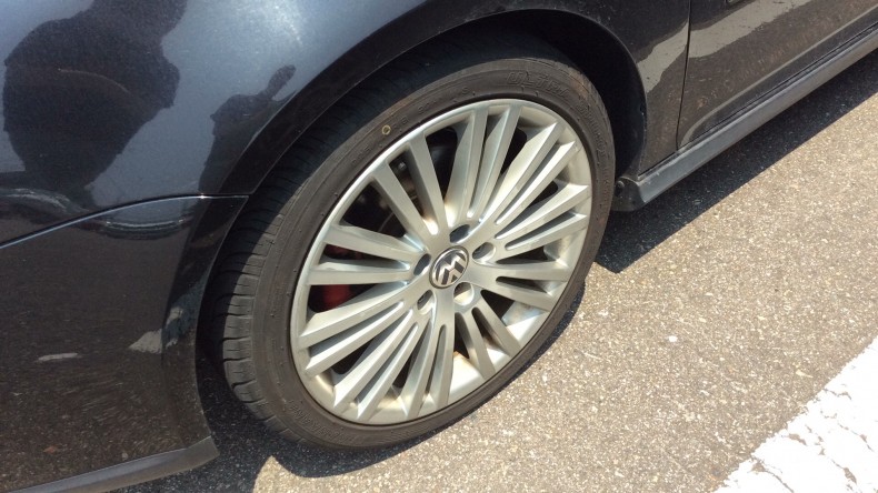 タイヤホイール前