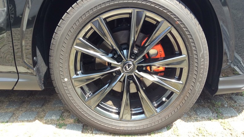 タイヤホイール前