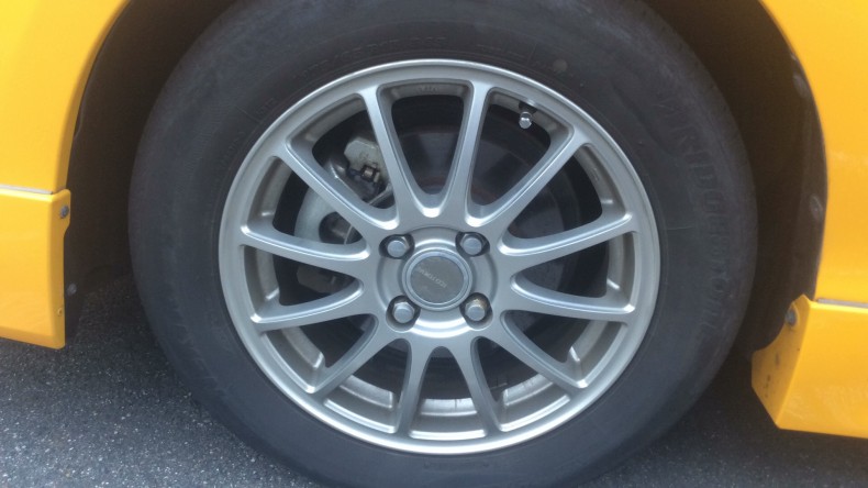 タイヤホイール前