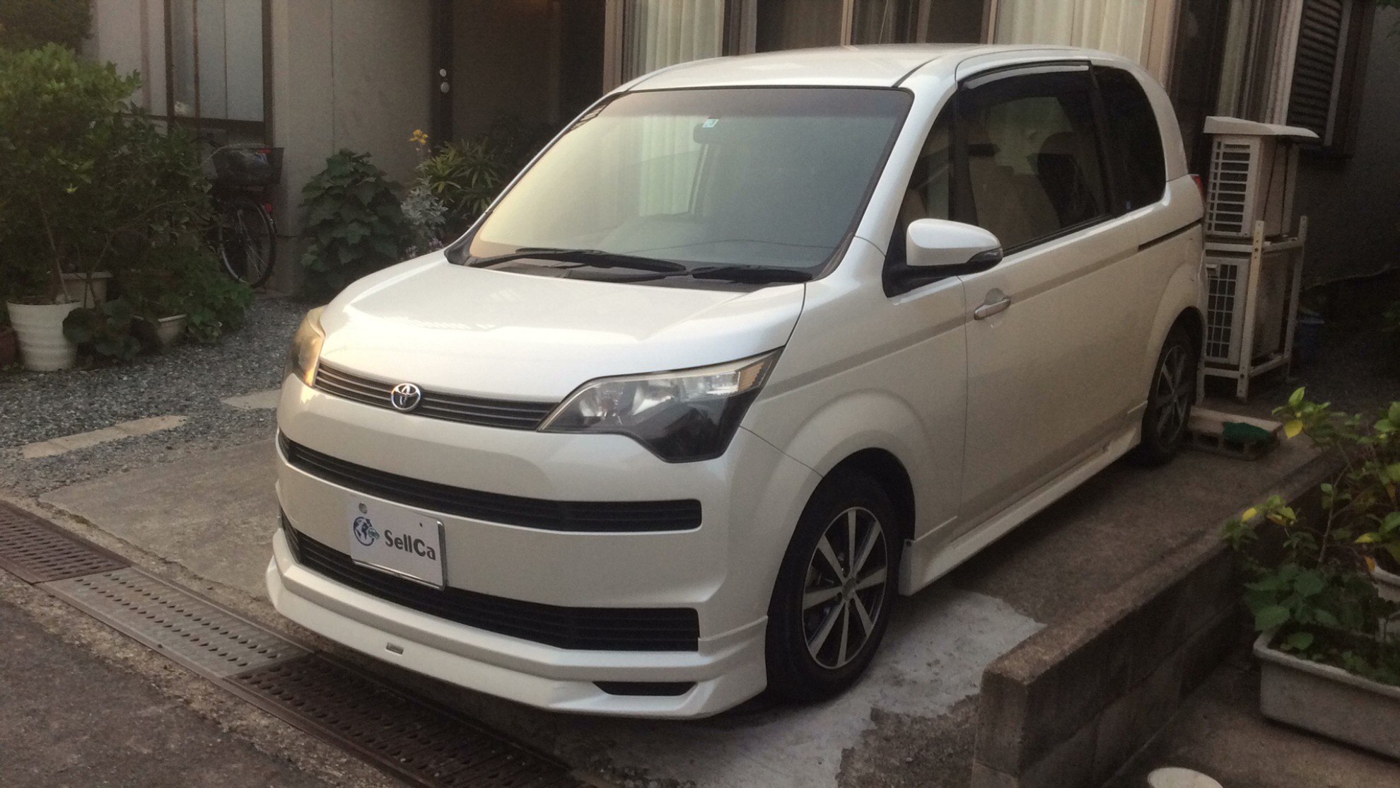 トヨタ　スペイドの車種サムネイル画像