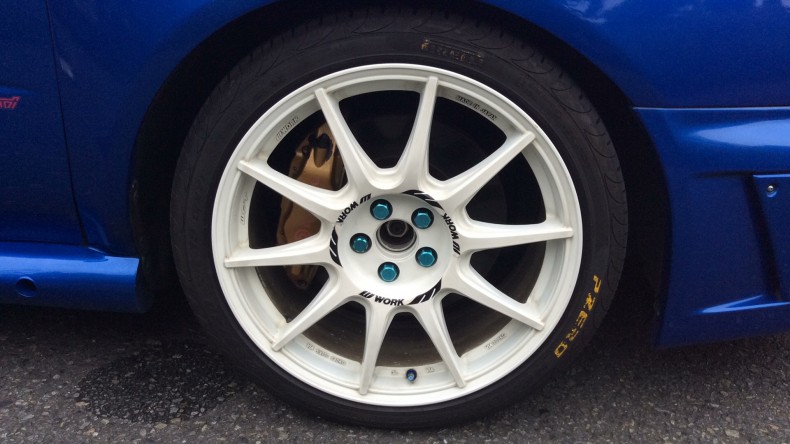 タイヤホイール前