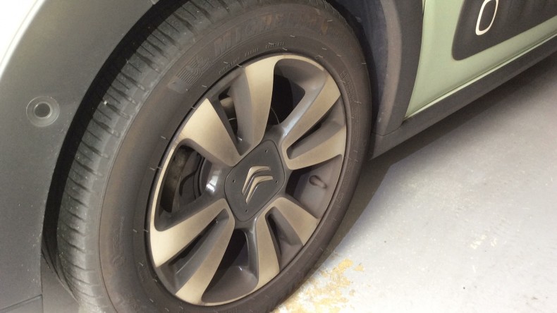 タイヤホイール前