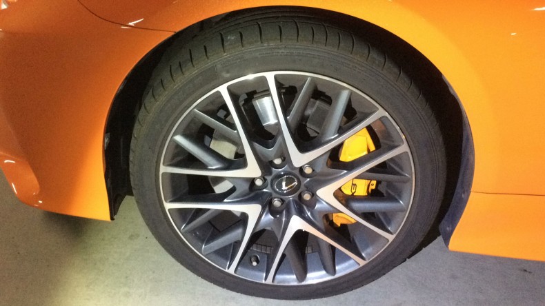 タイヤホイール前