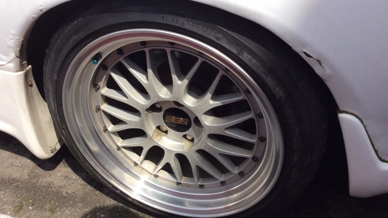 タイヤホイール前