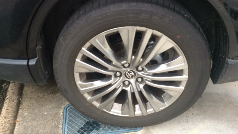 タイヤホイール前