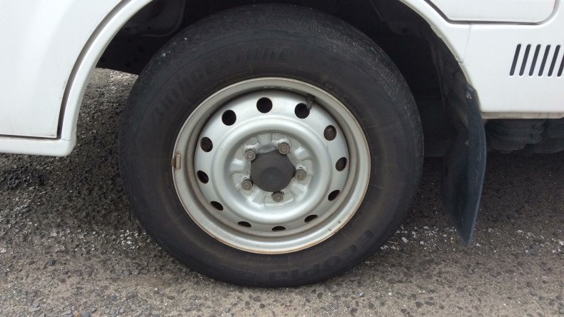 タイヤホイール前