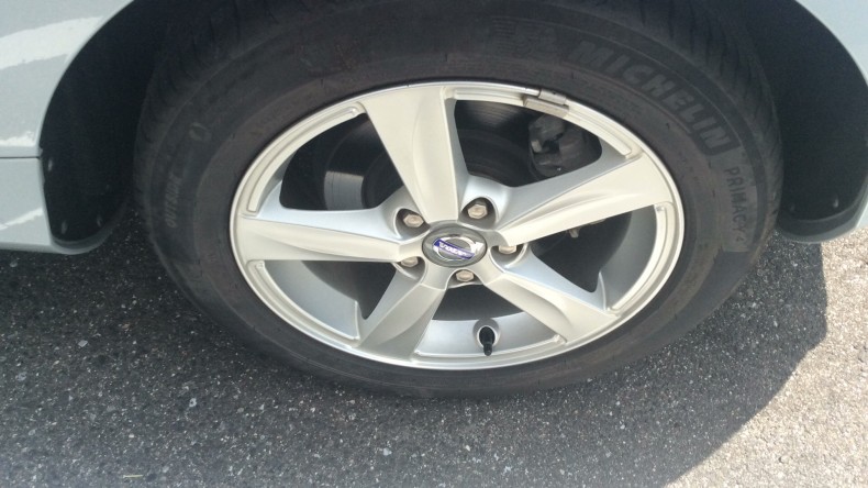 タイヤホイール前