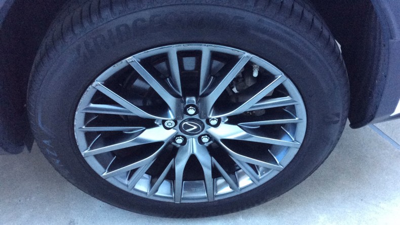 タイヤホイール前