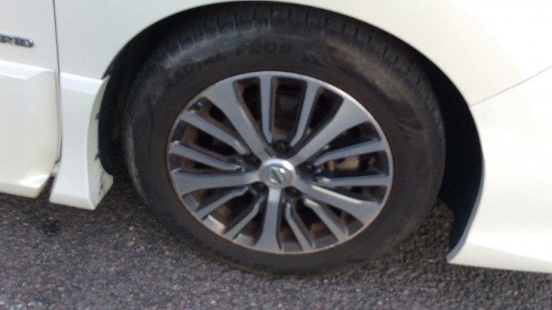 タイヤホイール前