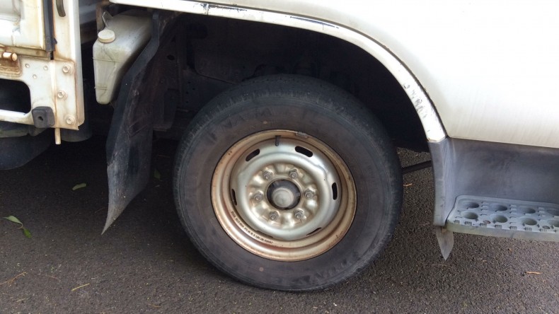 タイヤホイール前