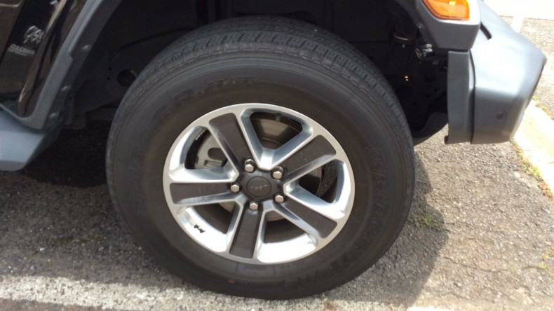 タイヤホイール前