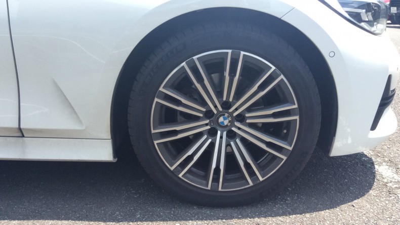 タイヤホイール前