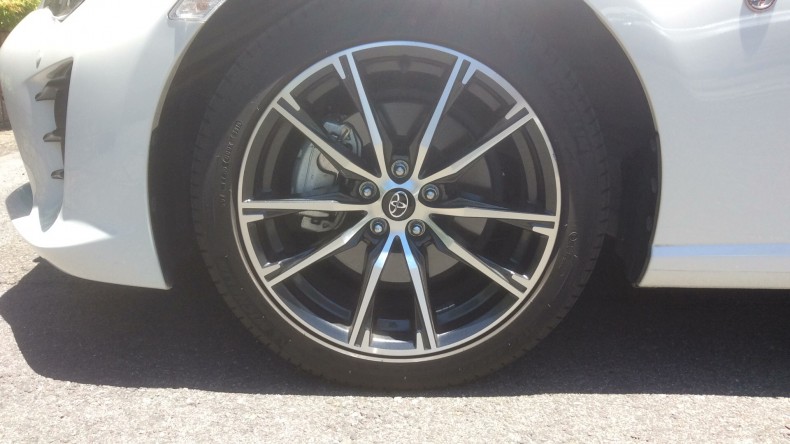 タイヤホイール前