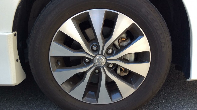 タイヤホイール前