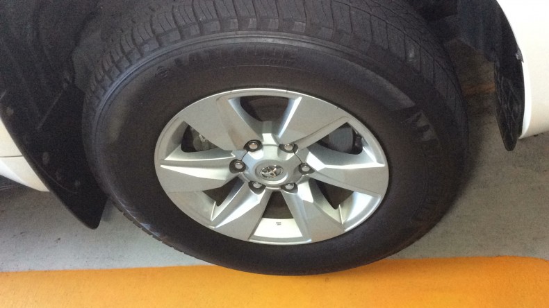 タイヤホイール前