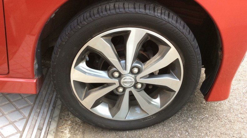 タイヤホイール前